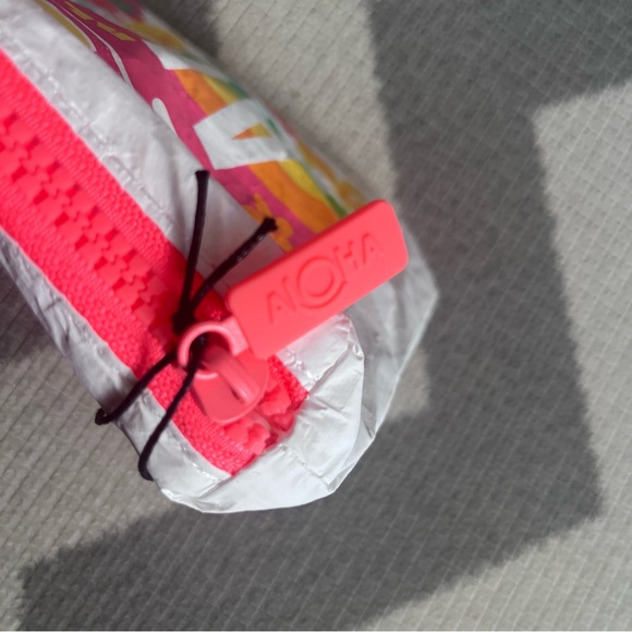 Disney Aulani X Aloha Collection small pouch - Picture 4 of 10